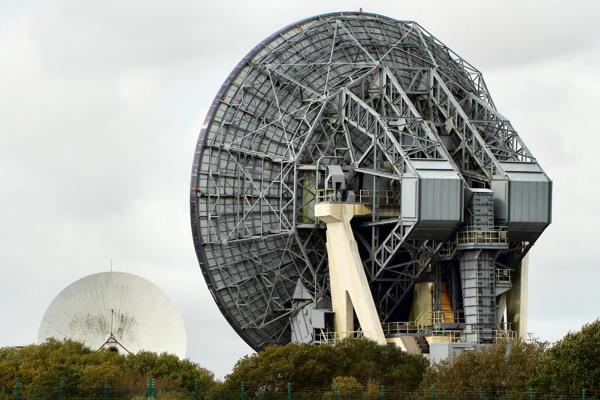 Спутник v в мире. Параболическая антенна радиотелескопа. Самая большая параболическая антенна. Калязинская обсерватория. Гигантская спутниковая тарелка.