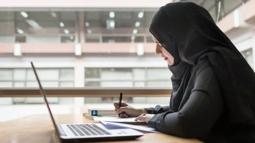 أكثر التخصصات المطلوبة في السعودية للنساء