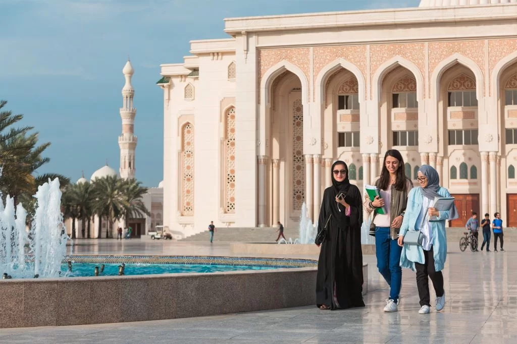 كيف احصل على منحة دراسية مجانية في الإمارات