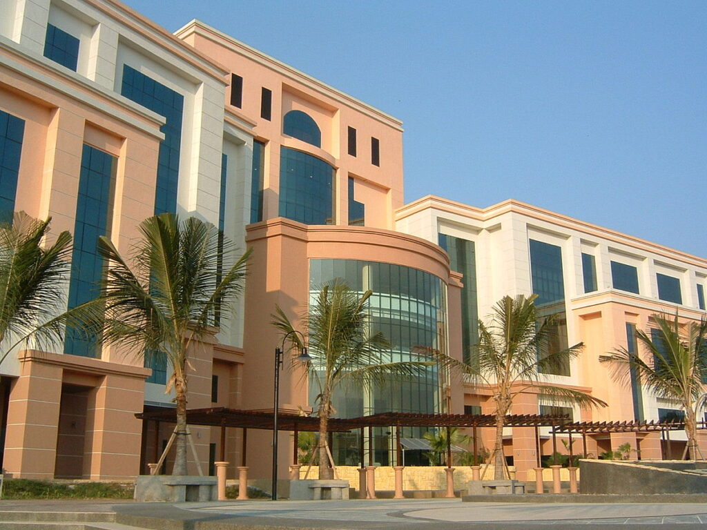 كم مصاريف جامعة MTI